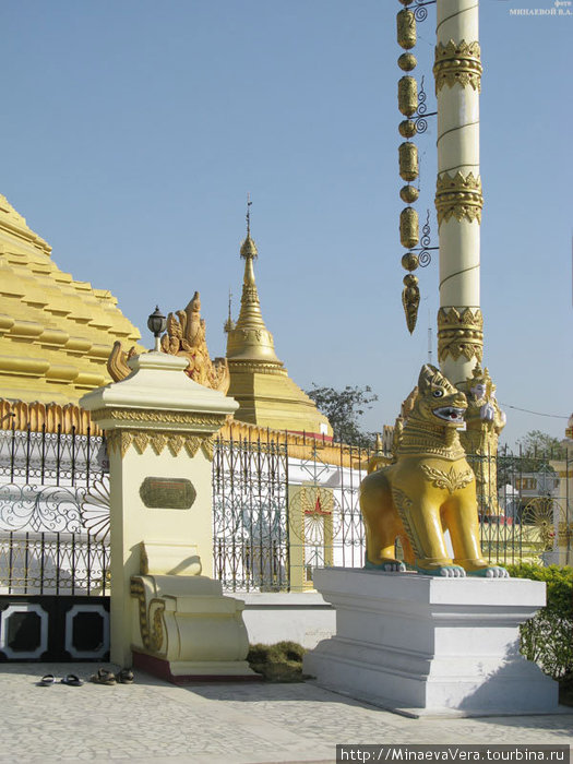 В городе много  разных буддийских храмов, это один из них Кушинагар, Индия