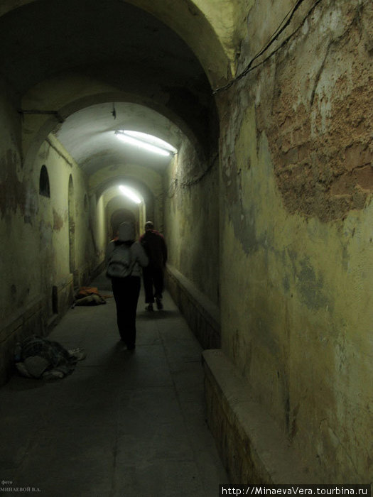В конце пути…  в конце пути  был тоннель. Тоннель между домами, узкий и плохо освещенный, проехать там нельзя, мы шли пешком, молча и тревожно,  и вышли на набережную Ганга. Варанаси, Индия