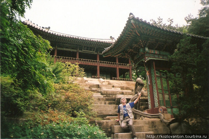 Павильон для отдыха знати в саду Хувон. Простолюдинам остается сидеть на ступеньках. Сеул, Республика Корея