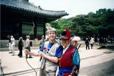 Мастер стрельбы из лука и его ученик в Чхангёнгуне.
