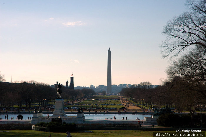 Вид с капитолия на мол и памятник Вашингтону. Вашингтон, CША
