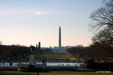 Вид с капитолия на мол и памятник Вашингтону.