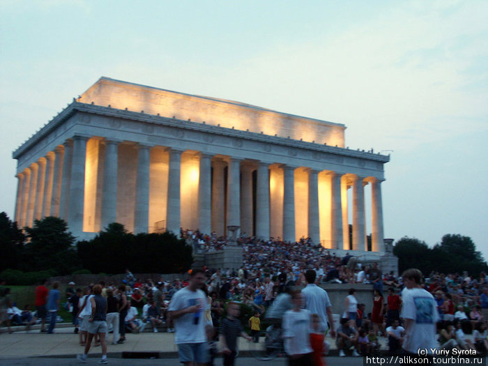 День независимости. Все ждут начала фейерверка. Это мемориал Линкольна. Вашингтон, CША