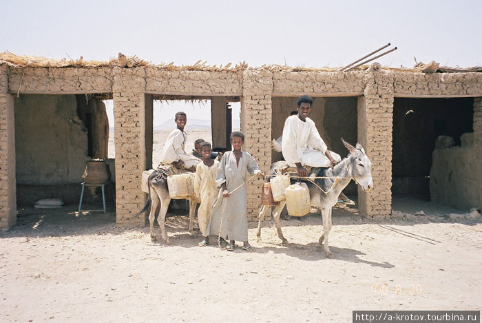 Это часть моих фотографий из путешествия в Судан (автостопом через всю Африку. 2000-01 годы), фотографии сканированные. Текст — повесть о всём путешествии — в моей книге 200 дней на юг. Делго, Судан