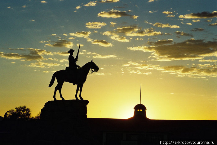Виндхук. Памятник белому колонизатору Гобабис, Намибия