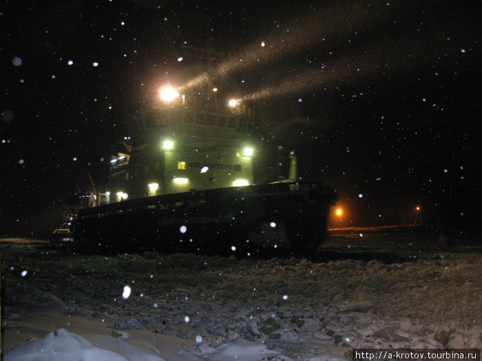Зимой ночью пароход идёт по Северной Двине Архангельск, Россия