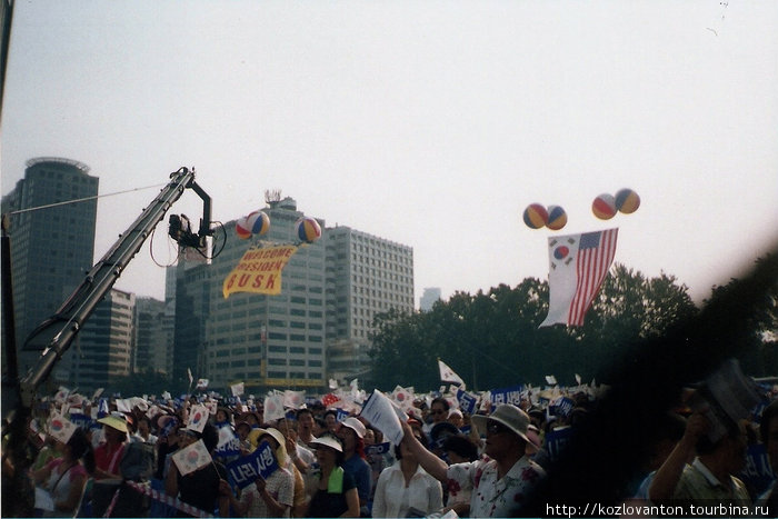 Добро пожаловать, президент Буш! Ликование корейского народа на площади у Сити-холла во время визита американского президента в Сеул в августе 2008 г. Сеул, Республика Корея