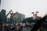 Добро пожаловать, президент Буш! Ликование корейского народа на площади у Сити-холла во время визита американского президента в Сеул в августе 2008 г.