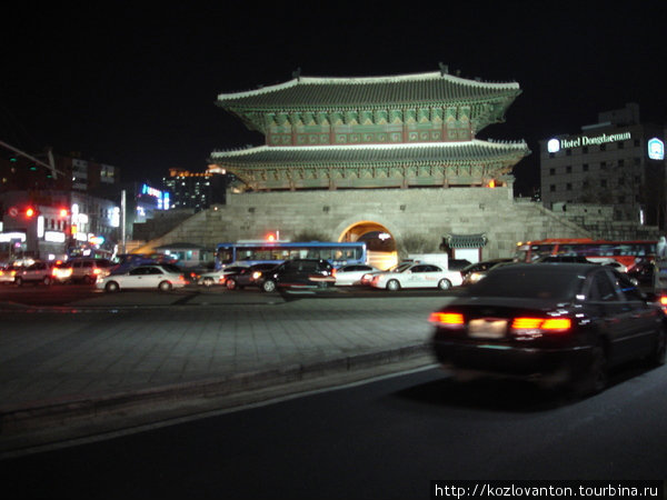 Ворота Хонъинчимун — восточные ворота города, оставшиеся после сноса средневековых стен. Ныне возле них раскинулся крупнейший рынок тканей Тондемун. Сеул, Республика Корея