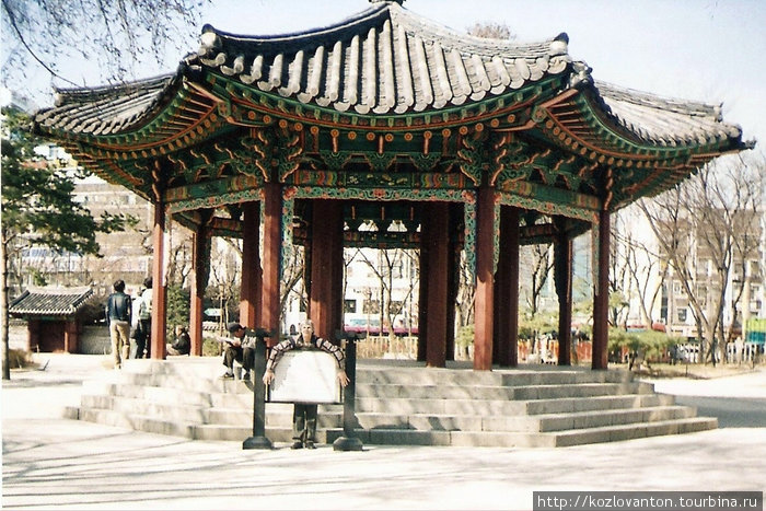 Парк Тхапколь, где весной 1919 г. была провозглашена декларация о независимости от Японии. Сеул, Республика Корея