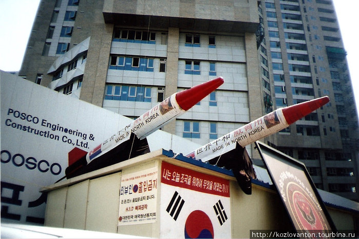 Пока это только муляжи северокорейских ракет на улицах Сеула во время очередного обострения отношений между Северной и Южной Кореей. Сеул, Республика Корея