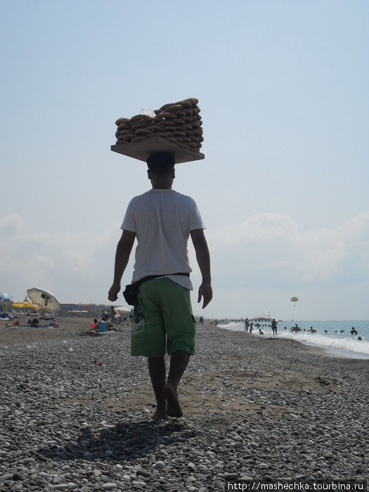 Разносчик бубликов на пляже Средиземноморский регион, Турция
