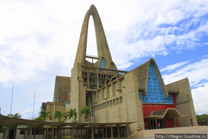Базилика завлекает туристов Сальвалеон-де-Хигей, Доминиканская Республика