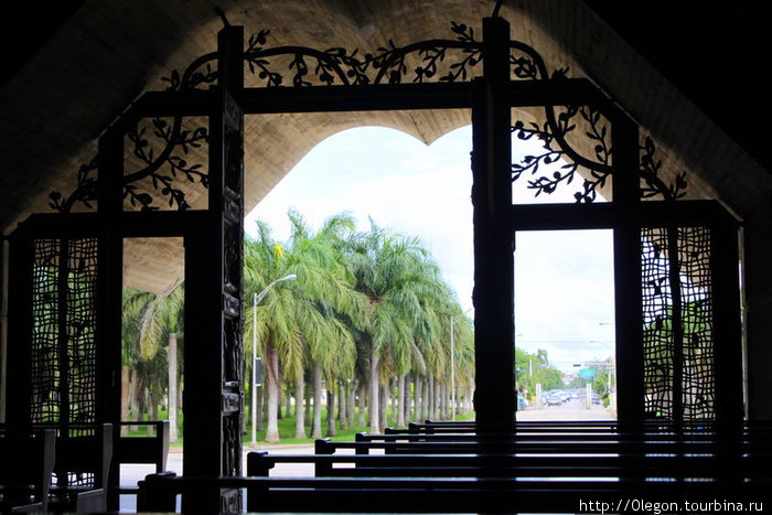 Базилика завлекает туристов Сальвалеон-де-Хигей, Доминиканская Республика