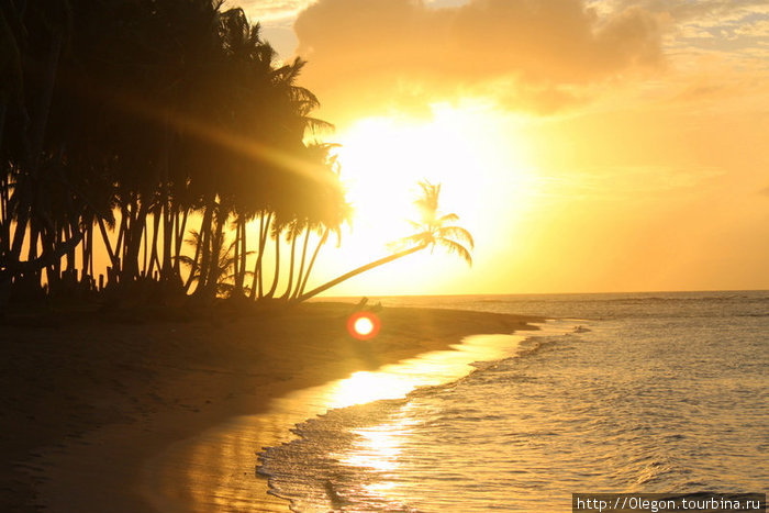 На пляже можно понаблюдать за красивыми закатами или рассветами, смотря с какой вы находитесь стороны Доминиканская Республика