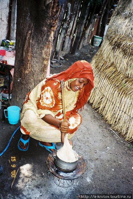 Женщина готовит кисру Гедареф, Судан