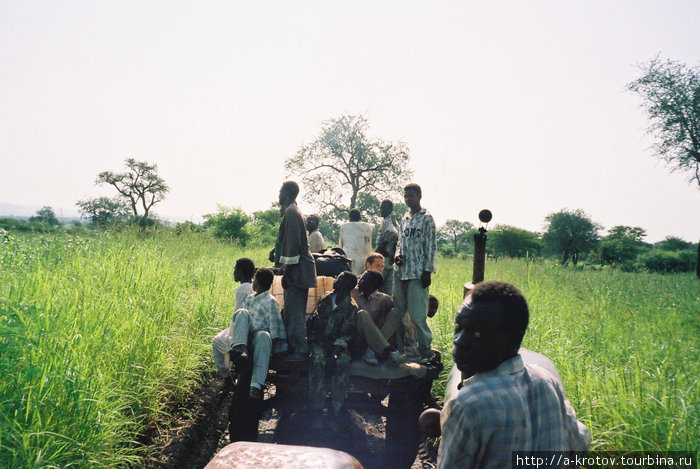 Трасса на Гуллабад — одна из худших (на то время).
Границу открыли только 1.1.2000, и в том году
можно было проехать только на тракторах
(см. книгу 200 дней на юг). Сейчас тут нормальная дорога. Гедареф, Судан