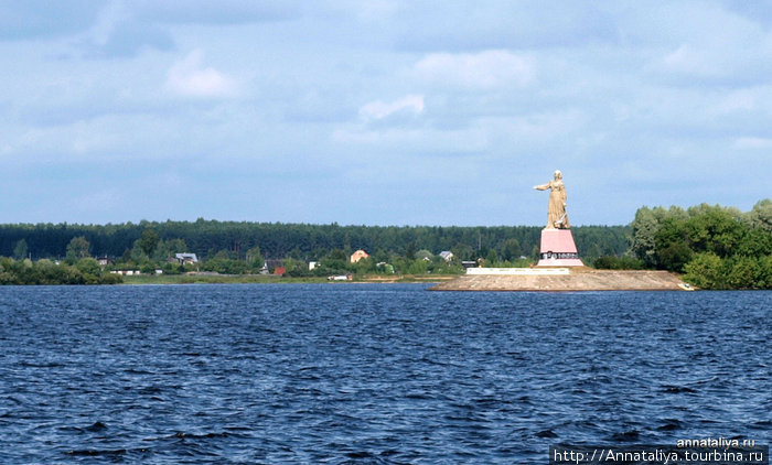 Статуя \Мать-Волга\ Рыбинск, Россия