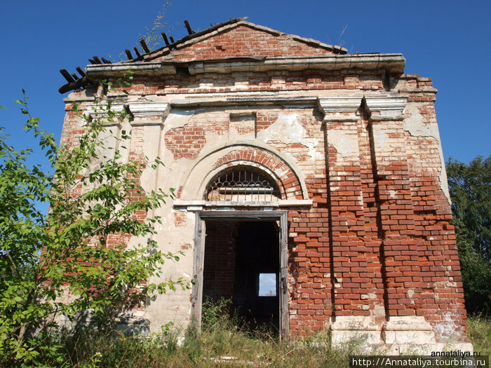 Остатки церкви в деревне Юршино Рыбинск, Россия