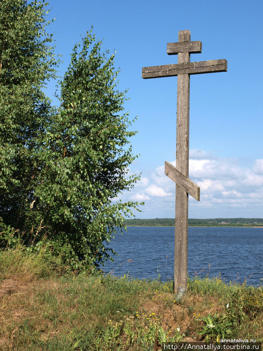 Крест перед церковью Рыбинск, Россия