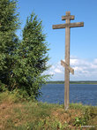 Крест перед церковью