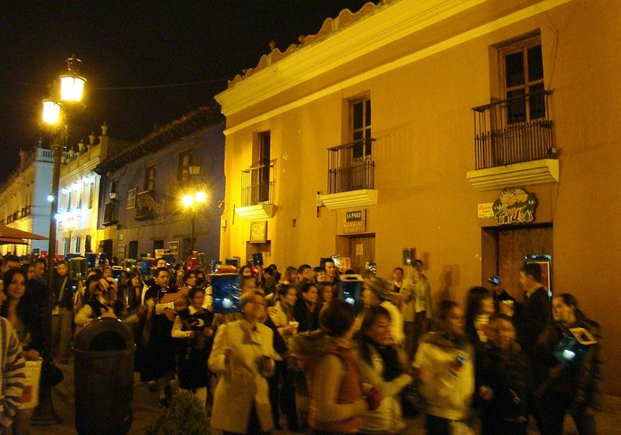 вечером, мы случайно застали шествие, в основном молодежи, идущее по одной из улиц города на центральную площадь Сан-Кристобаль-де-Лас-Касас, Мексика
