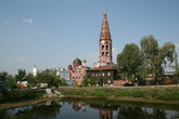 Ансамбль монастыря с 83-метровой колокольней виден издалека.