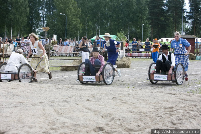Чемпионат по перевозке мужика в тележке Финляндия