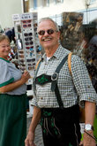 Местные жители любят надевать старинную национальную одежду.