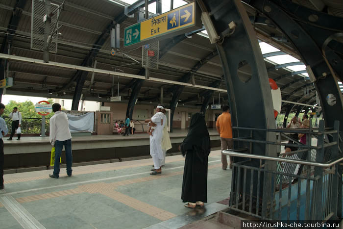 Метро Нью-Дели.
Станция Рамакришна Ашраммарг(Ramakrishna Ashrammarg) Дели, Индия