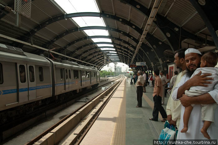 Метро Нью-Дели.
Станция Рамакришна Ашраммарг(Ramakrishna Ashrammarg) Дели, Индия