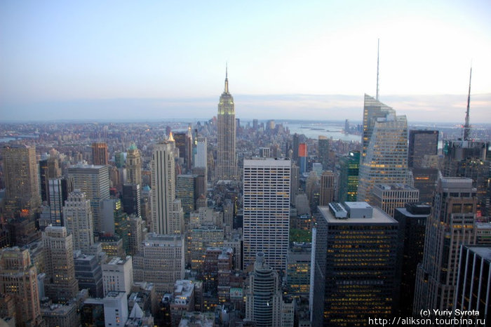 Вид с Рокфеллер Центра в сторону края Манхеттена (где Финансовый Район). Прямо по центру виден Empire State Building. Нью-Йорк, CША