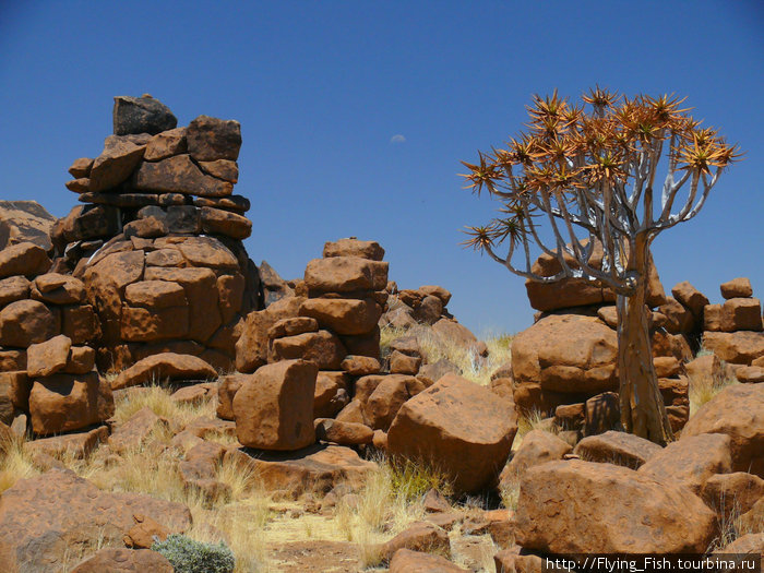 Джайнтс-Плэйграунд — геологический феномен в виде пирамидально сложенных естественным образом гигантских валунов Намибия
