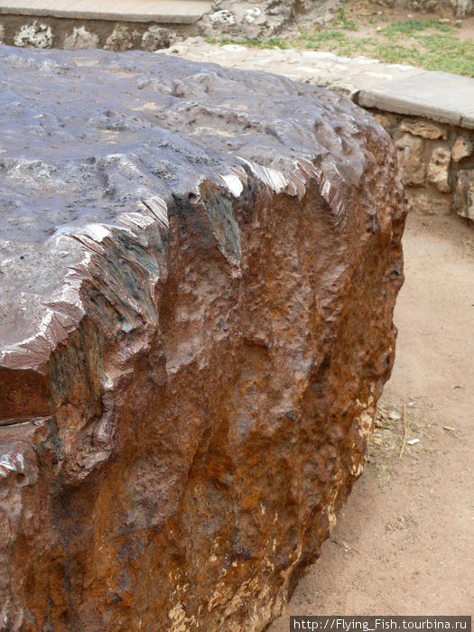 Весящий около 50 тонн метеорит, состоящий из никеля и железа,  упал в этих краях около 80 тыс. лет назад. Намибия