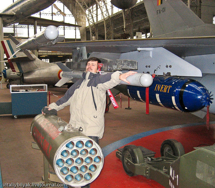 Захотелось сфотографироваться возле ракет, мирно пылящихся в музее. Это лучшее их предназначение. Брюссель, Бельгия