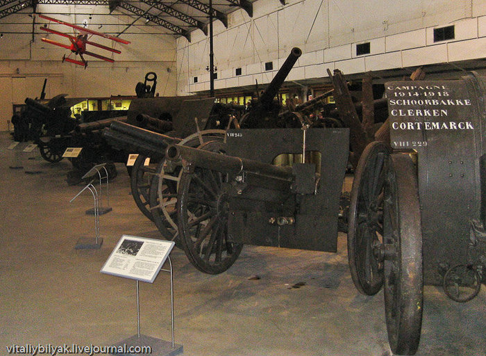 Очень много артиллерии разного калибра Первой мировой войны. Брюссель, Бельгия