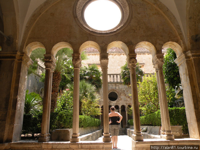 Францисканский монастырь, внутренний дворик Дубровник, Хорватия