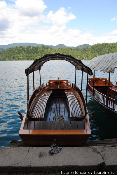На таких лодках туристов возят на остров Блед, Словения