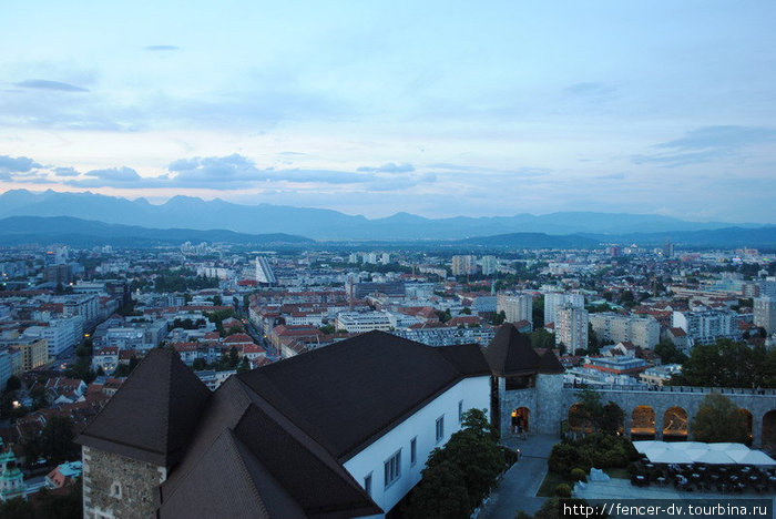 А вот и вид на столицу и окружающие ее горы Любляна, Словения