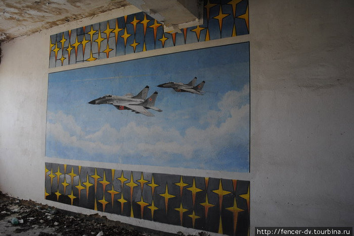В одном из заброшенных зданий на территории аэропорта можно встретить такие вот чудесные фрески Млада-Болеслав, Чехия
