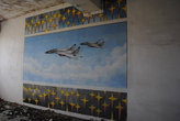 В одном из заброшенных зданий на территории аэропорта можно встретить такие вот чудесные фрески