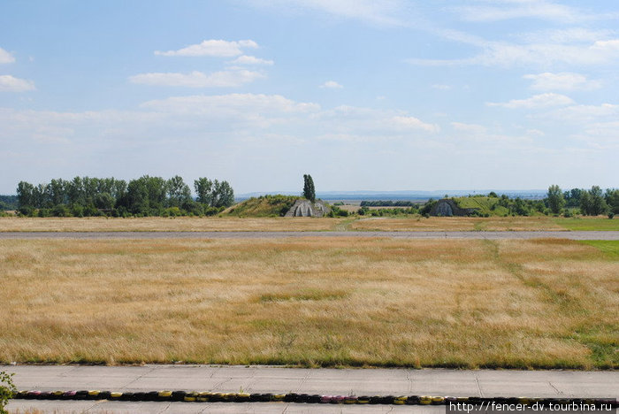 Вдалеке видны замаскированные ангары для самолетов Млада-Болеслав, Чехия