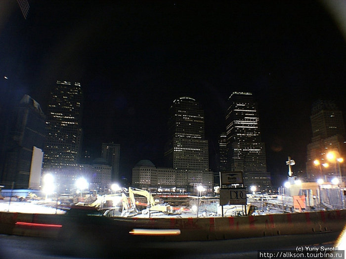 Вид на место, где был Мировой Торговый Центр, примерно через 6 месяцев после 11 сентября. Нью-Йорк, CША