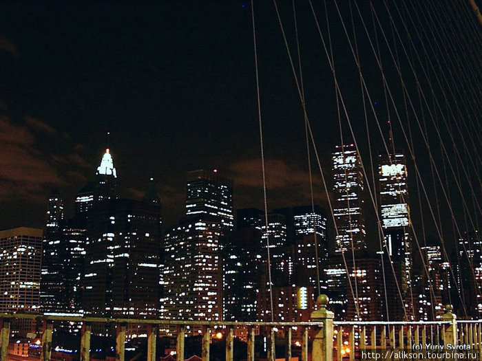 Вид с Бруклинского моста на даунтаун с башнями Мирового Торгового Центра. Нью-Йорк, CША