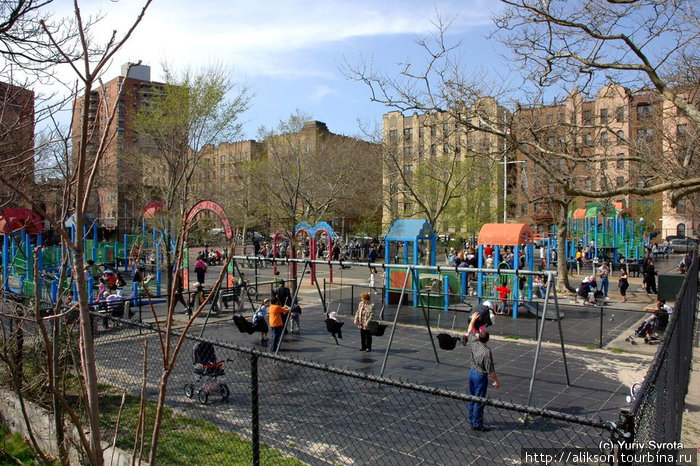 Это детская площадка в Русском районе. Нью-Йорк, CША