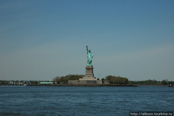 Вид на Статую Свободы с парома из Нью-Джерси на Манхеттен. Нью-Йорк, CША