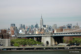 Вид с Бруклинского моста на даунтаун Манхеттен. В центре видна Empire States Building.