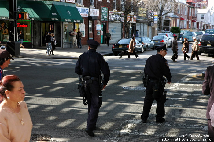 Нью-Йоркские полицейские  в гранёных фуражках, как в Матрице;) Нью-Йорк, CША