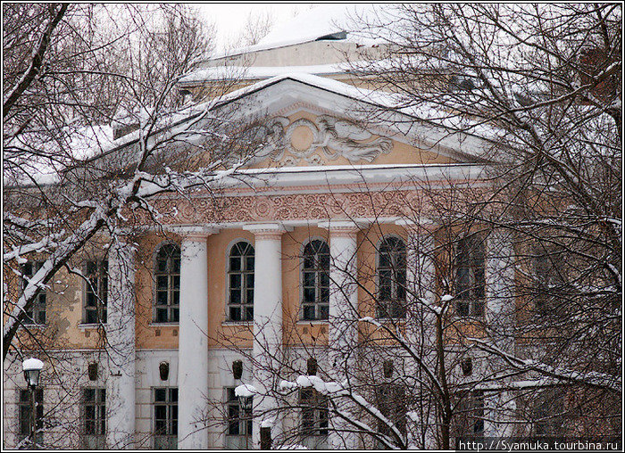 Коноваловская Больница. Главный корпус (1910—1912). Современное использование — профильное Центральная районная больница
Архитекторы В. Д. Адамович, И. Жолтовский. Вичуга, Россия