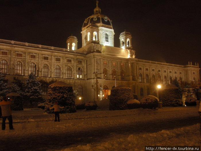 Музей искусств зимней ночью смотрится совершенно по-особенному. Вена, Австрия
